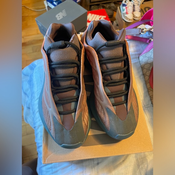 Yeezy 700 - Picture 1 of 5